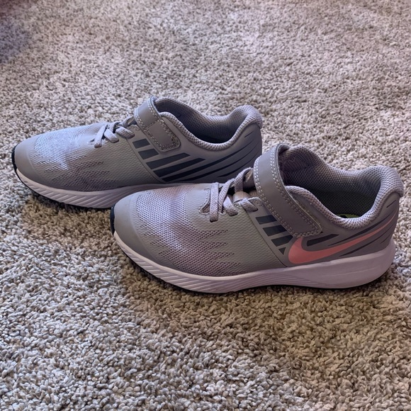 LNWOT Youth Girl Nike Shoes size 1 - Picture 2 of 2